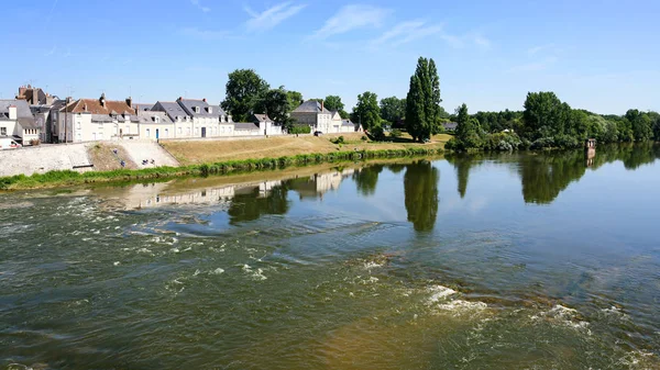 Vattenflödet i floden Loire i Amboise stad — Stockfoto