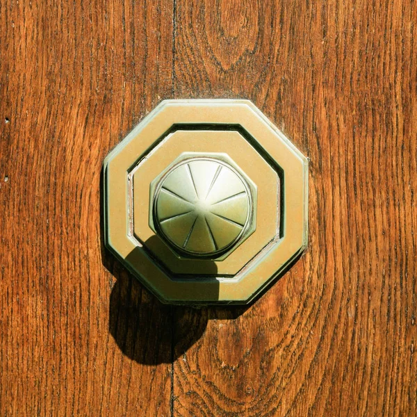 Stary mosiężny drzwi pokrętło na zewnątrz drzwi drewniane — Zdjęcie stockowe