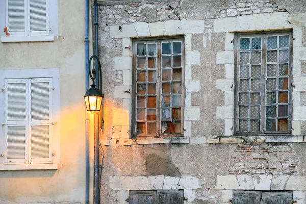 Lanterna na parede de casas urbanas velhas em Orleans — Fotografia de Stock