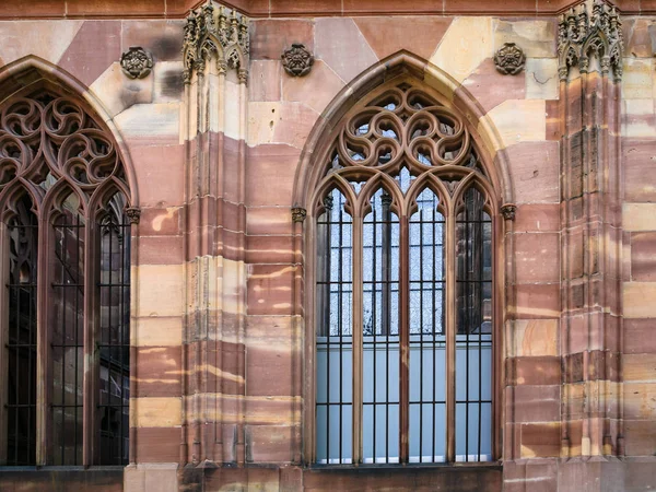 Janelas exteriores da Catedral de Estrasburgo — Fotografia de Stock