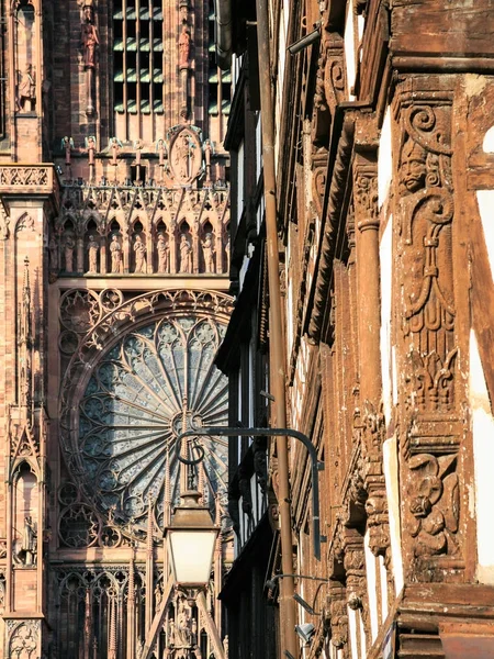 Фонарь и западный фасад Страсбургского собора — стоковое фото