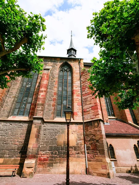 Vista lateral de la iglesia dominicana en la ciudad de Colmar —  Fotos de Stock