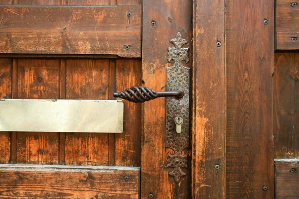 Vieja cerradura en la vieja puerta de madera en la ciudad de Riquewihr — Foto de Stock