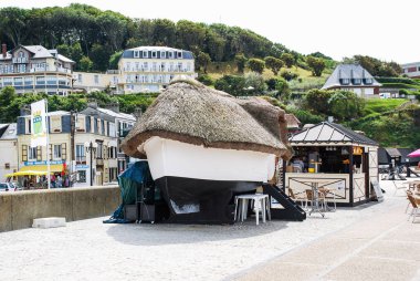 Quay Etretat şehirde kentsel Plajı