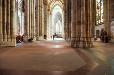 ziyaret edenler kapalı Köln Katedrali (Kolner Dom)