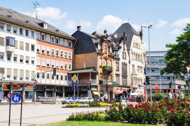 Porta-Nigra-Platz Meydanı Trier'boyunca evleri