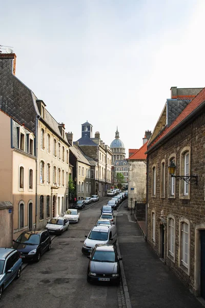 Bilar på gatan Rue du Puits d 'Amour i Boulogne — Stockfoto