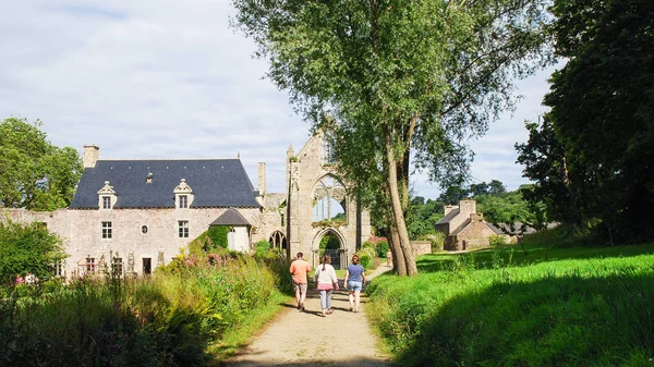 Tourists walk to ruined Abbaye de Beauport — Stock Photo, Image