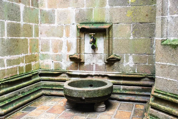 Rubinetto dell'acqua nella corte dell'Abbazia di San Michele — Foto Stock