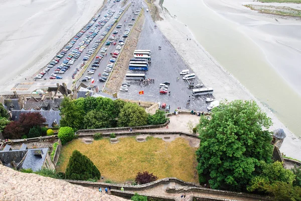 Parkování aut z Le Mont Saint-Michel ostrov — Stock fotografie