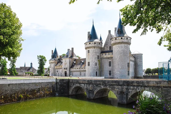 Blick auf das Chateau de sully-sur-loire mit Brücke — Stockfoto