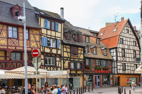 Middeleeuwse fachwerk huizen in Colmar stad — Stockfoto