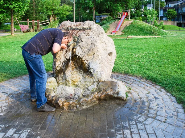 Helenen Quelle fontän i city park av Gerolstein — Stockfoto