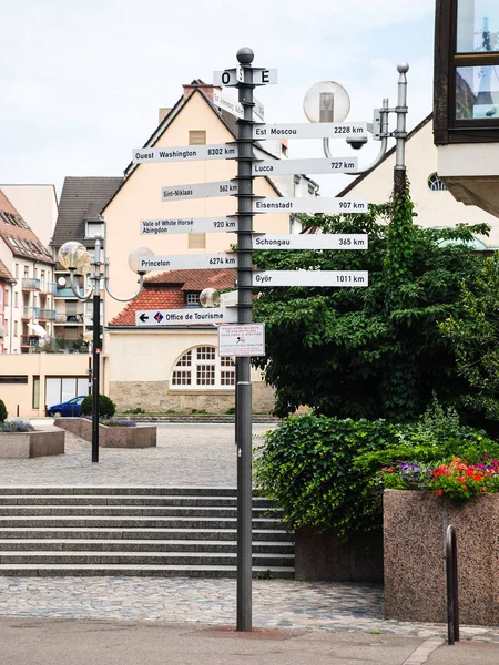 Schild mit Reisedistanz zu Städten in der Stadt Colmar — Stockfoto