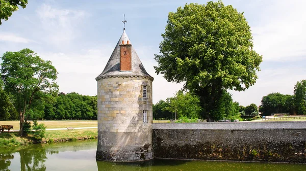 கோட்டையின் பாலம் கோபுரம் Chateau de Sully-sur-Loy — ஸ்டாக் புகைப்படம்