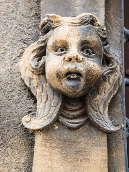 Escultura de cabeza en Maison des Tetes en Colmar — Foto de Stock