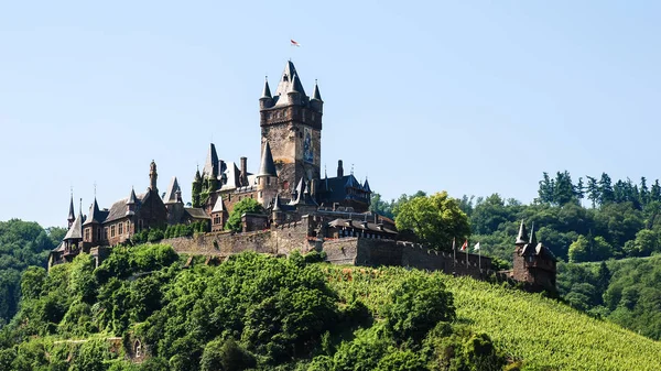 Reichsburg Cochem castillo y viñedo en verano —  Fotos de Stock