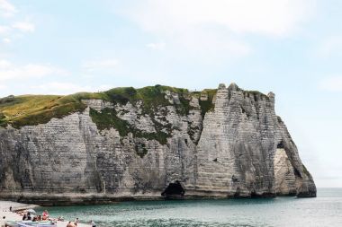 insanlar Etretat tebeşir cliff yakınındaki plajda