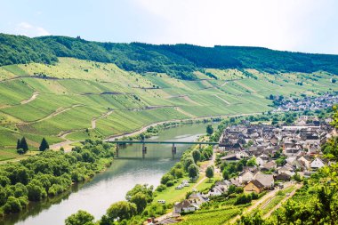 küçük bir kasaba olan Mosel Vadisi Nehri