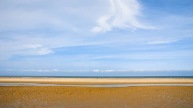 ıslak sarı kum plaj Le Touquet üzerinde mavi gökyüzü