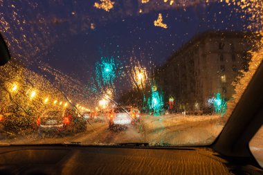 akşam araba ön camın üzerinde eriyen kar