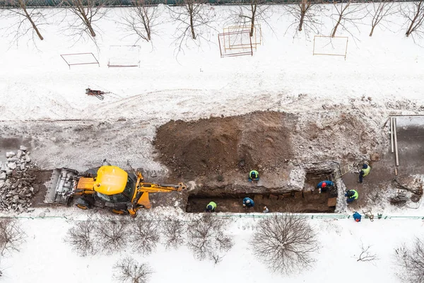 Top view of road workers changing sewer pipes — Stock Photo, Image