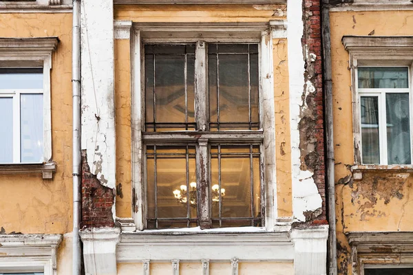 Omšelé okno starého městského domu v Moskvě — Stock fotografie