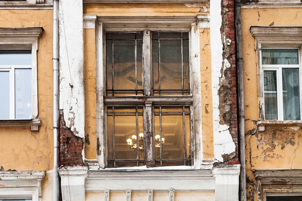 Det gamle urbane huset i Moskva. – stockfoto