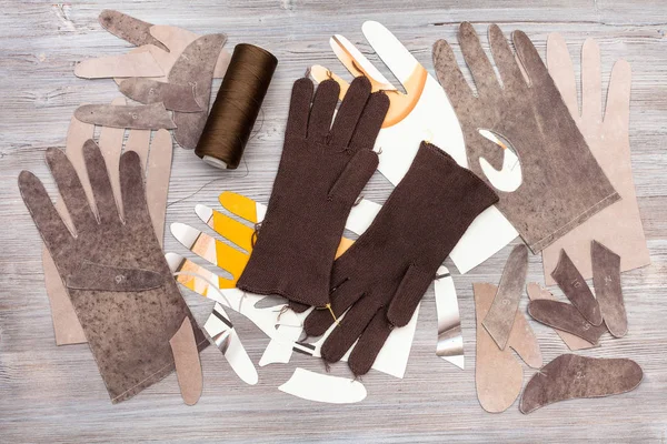 Diverse artikelen voor de productie van de handschoenen op tafel — Stockfoto