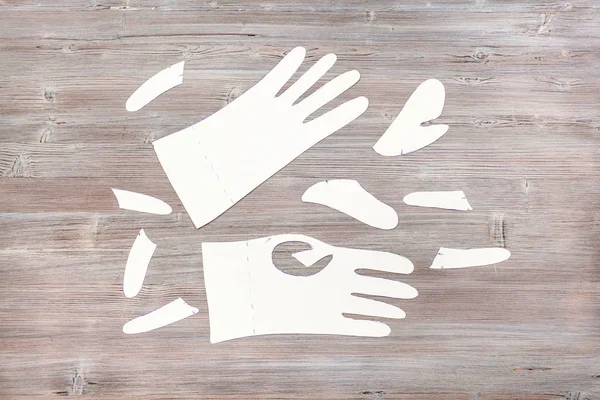Papper mallar handskar på träbord — Stockfoto