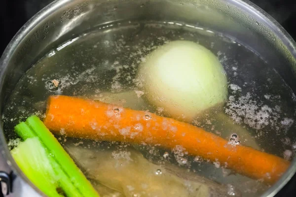 Caldo de carne fervente em aço stewpan close-up — Fotografia de Stock