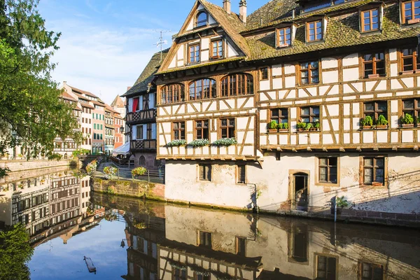 Nábřeží ve čtvrti Petite France v Alsasku — Stock fotografie