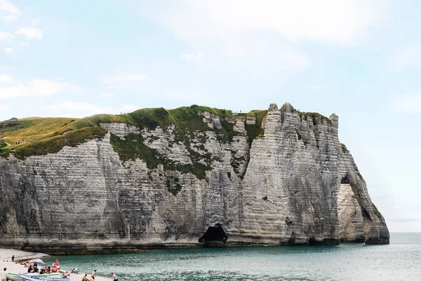 Insanlar Etretat tebeşir cliff yakınındaki plajda — Stok fotoğraf