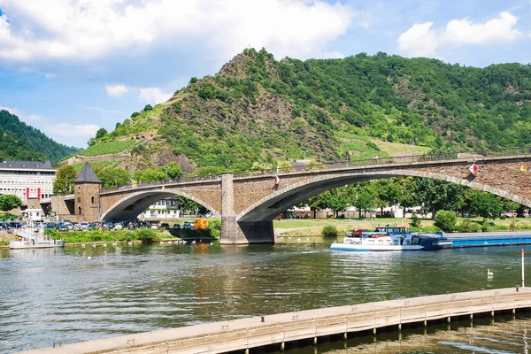 Cochem Moselle Nehri üzerinde köprü — Stok fotoğraf