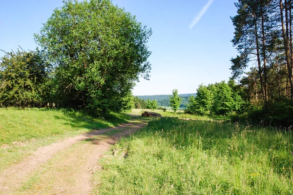 Загородная дорога рядом с городом Герольштейн Luftkurort — стоковое фото