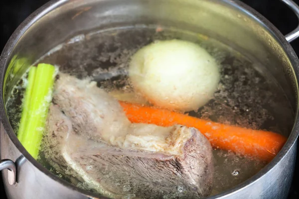牛肉を沸騰鋼シチュー鍋のスープをクローズ アップ — ストック写真