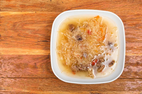 Sup kubis dengan rebus sauerkraut di piring — Stok Foto