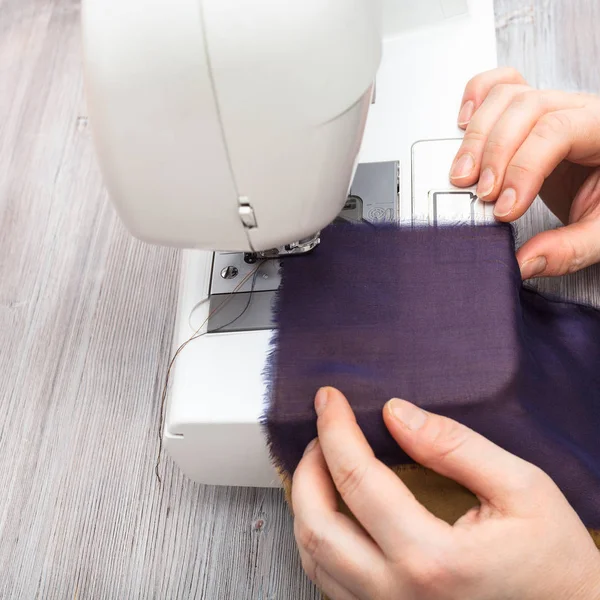 Дизайнер шьет полоски тканей для лоскутной работы — стоковое фото