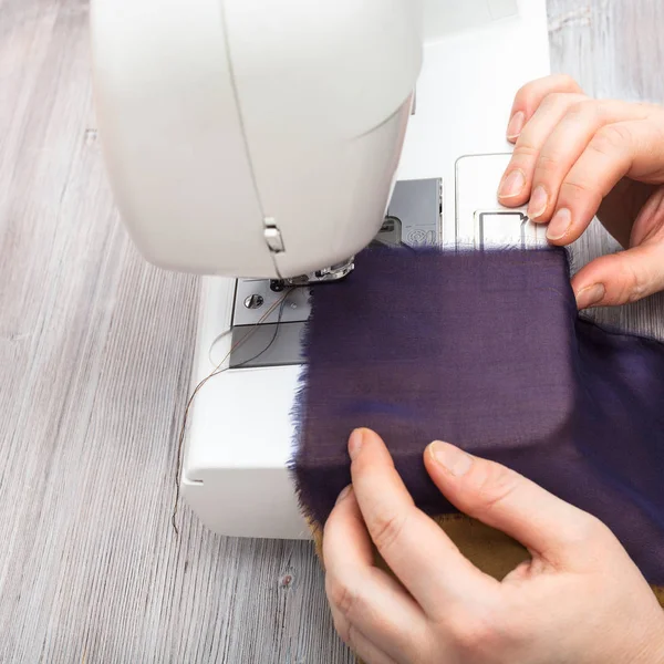 Designerin näht Stoffstreifen für Patchwork — Stockfoto