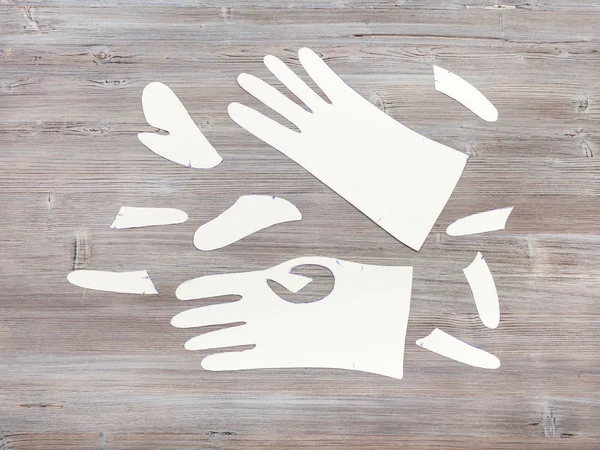 Papier patronen van handschoenen op houten tafel — Stockfoto