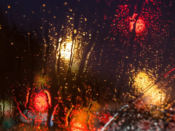 Rinnsal von schmelzendem Schnee auf Autoscheibe — Stockfoto