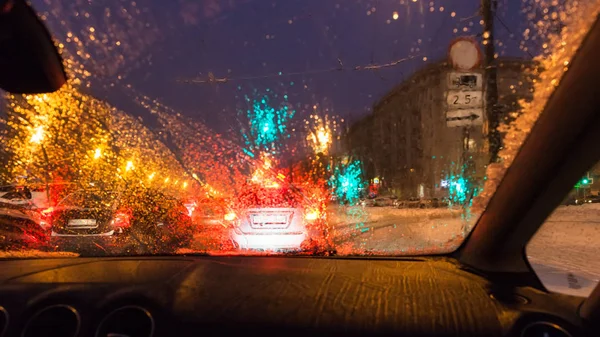 Mala visibilidad mientras conduce un coche en Moscú — Foto de Stock