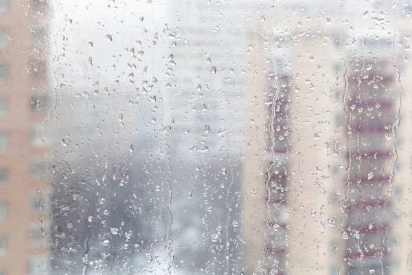 冬天窗玻璃上融化的雪滴 — 图库照片