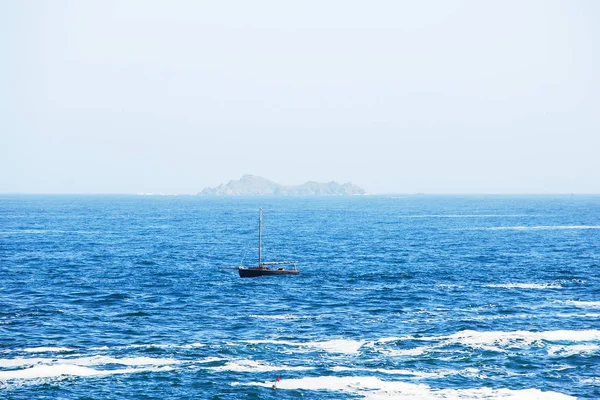 View island in English Channel from Saint-Guirec — Stock Photo, Image