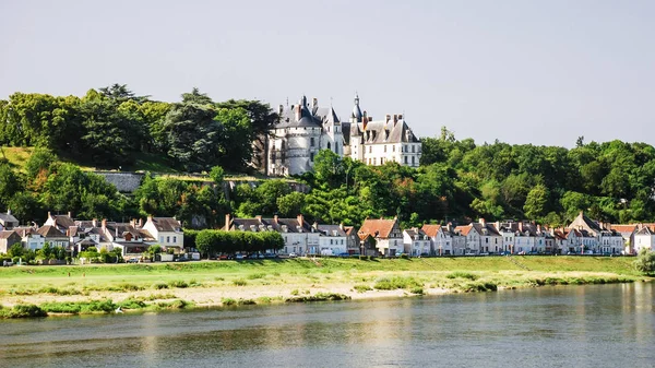 卢瓦尔河附近奥尔良镇的房屋和城堡 — 图库照片
