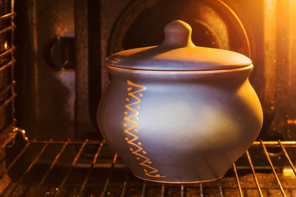 Gesloten keramische pot in elektrische oven — Stockfoto