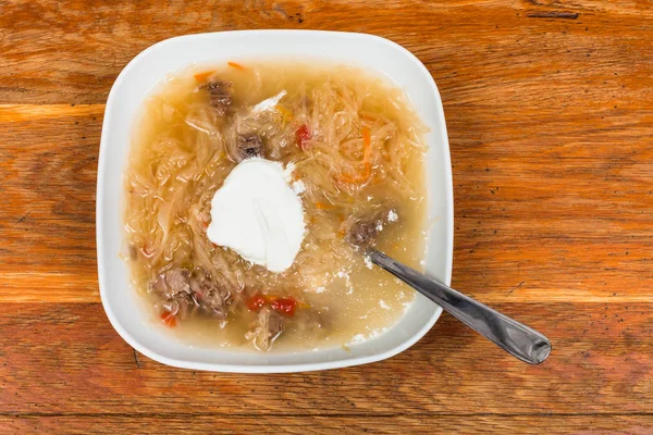 Sup dengan sauerkraut rebus dan krim asam — Stok Foto