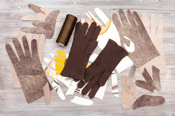 Verschiedene Objekte für die Handschuhproduktion auf dem Tisch — Stockfoto