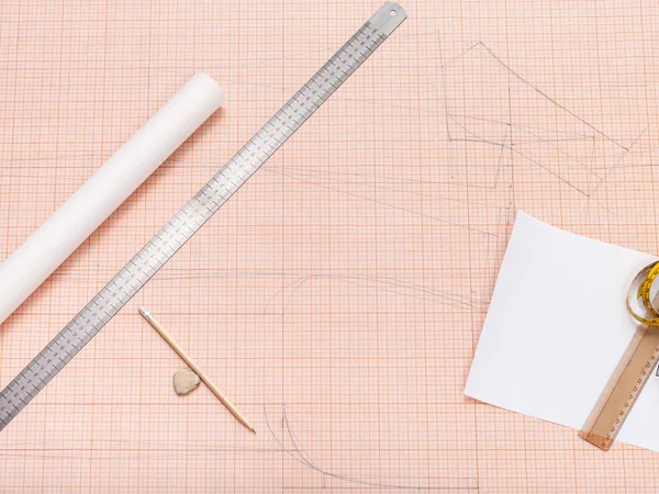 Outils pour créer des motifs sur papier graphique — Photo