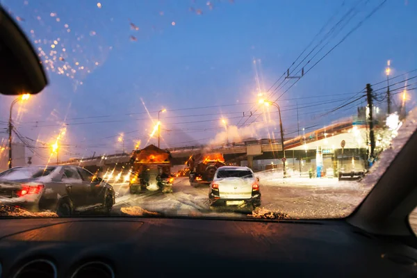 Utsikt över bilar och gatan städmaskin i vinter — Stockfoto